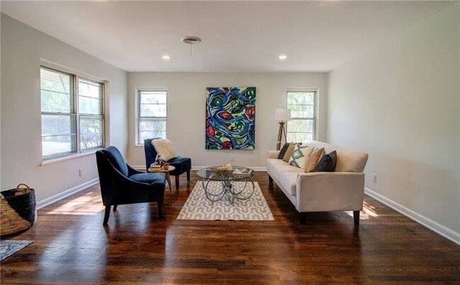 Building Photo - Modern remodel in prime location