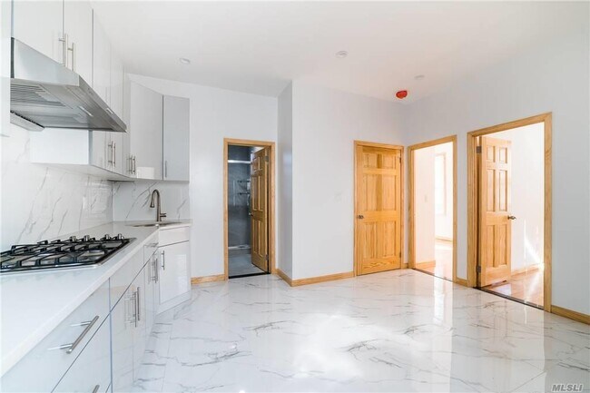 Foto del edificio - 84-33 85th Dr