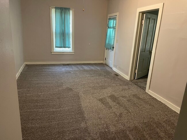 Living room - 503 E 4th St