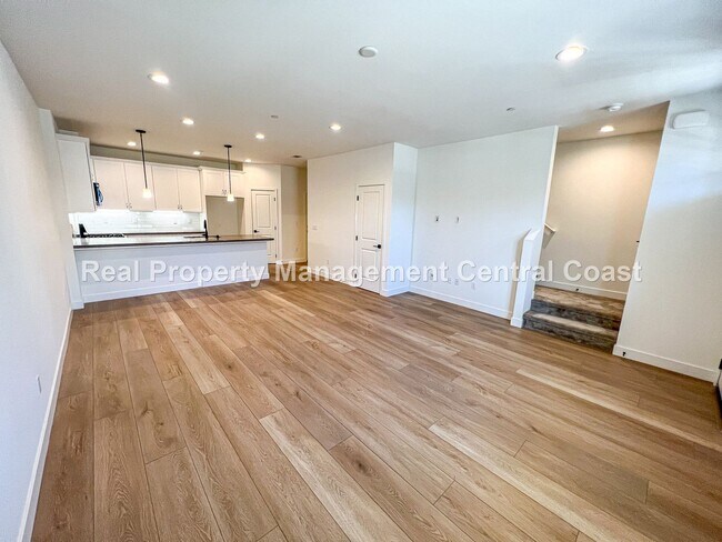 Foto del edificio - AVAILABLE SEPTEMBER - 3 Bedroom / 2.5 Bath...