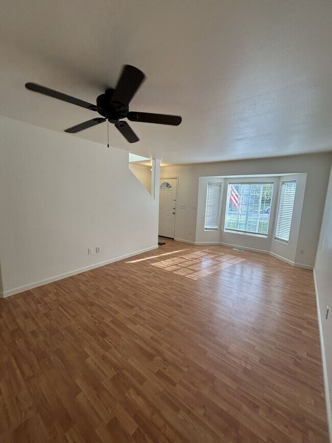 Foto del edificio - Beautiful Newly updated 4 bedroom 2.5 bath 1,582 Sq Ft Home  in Crown Ridge Estates
