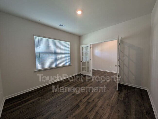 Building Photo - 2167 Vanderlyn St
