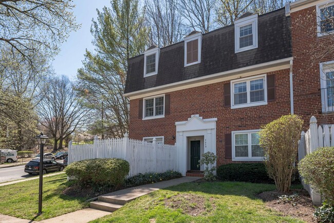 Building Photo - Updated 2-Level Condo in Shirlington