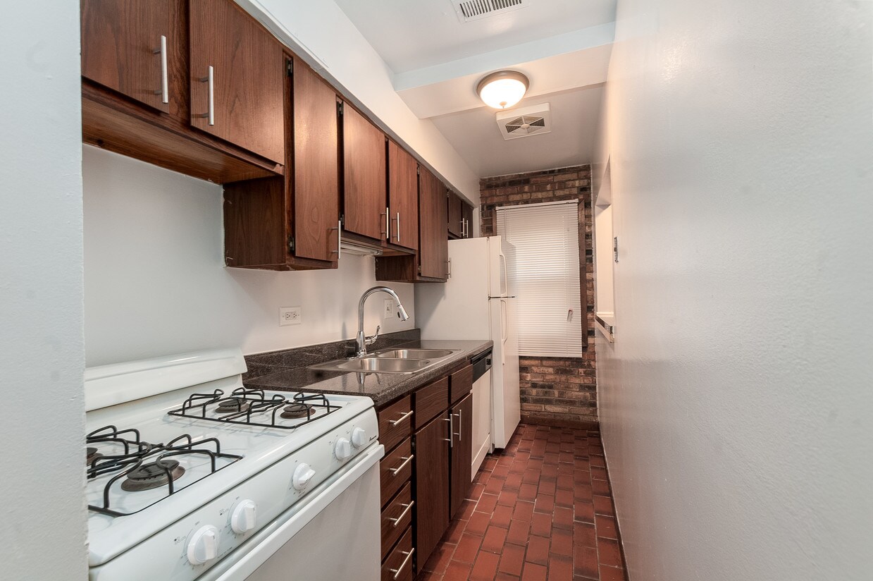 Primary Photo - Video Tour Attached! Big Lincoln Park 1 Be...