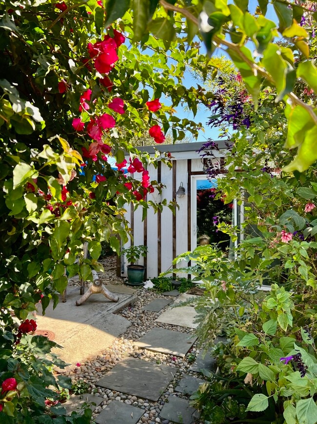 Building Photo - 122 Calabasas Rd
