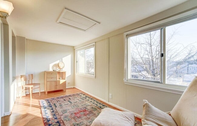 Building Photo - Charming, Spacious and Sunlit 3 BD, 2 BA R...