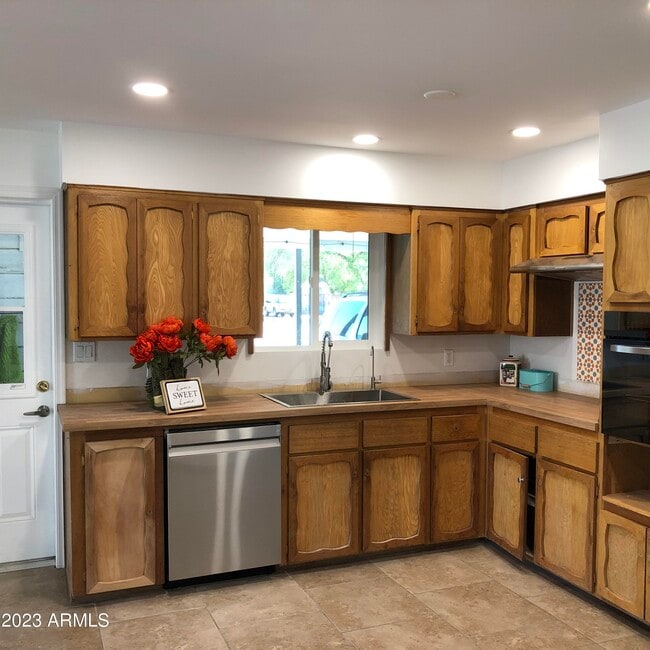 Foto del edificio - 705 W 16th St