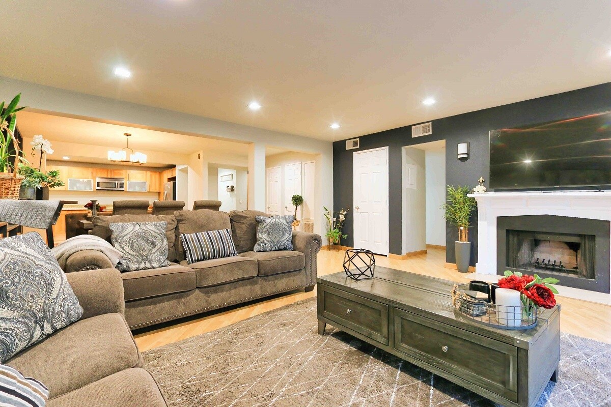 Foto principal - 18324 Clark St