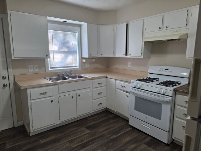 Building Photo - 2-Bedroom, 1-Bathroom Home with Basement – $1,100/Month | Accepting Section 8