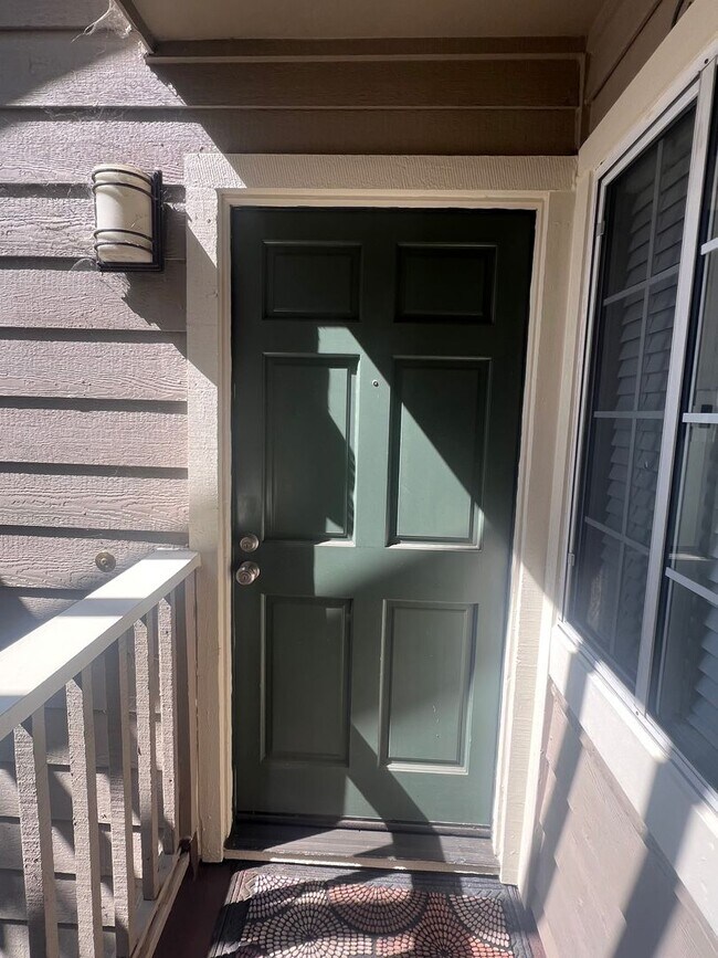 Foto del edificio - Extremely Well Maintained Upstairs 1/1 Condo Near Light Rail Now Available!