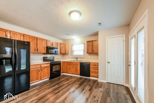 Building Photo - 643 E Pine Ridge Dr