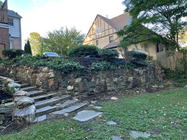 Building Photo - 718 Pine Ridge Rd
