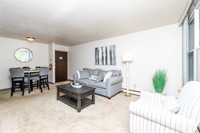 1 dormitorio, 1 baño - 750 pies cuadrados - Sala de estar - St Peter's Apartments - 62+ Senior Housing
