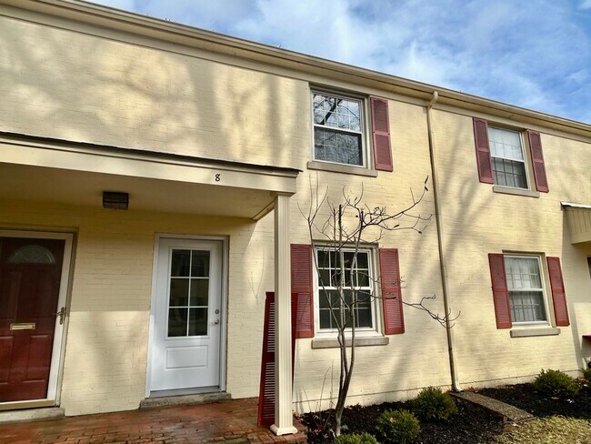 Building Photo - 2 Bedroom In Meadowthorpe !