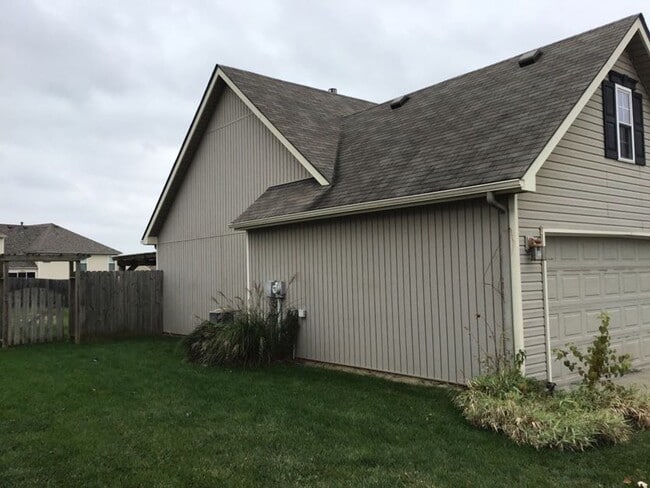 Building Photo - COMING SOON!! Northland 3 Bed 2 Bath 2 Car...