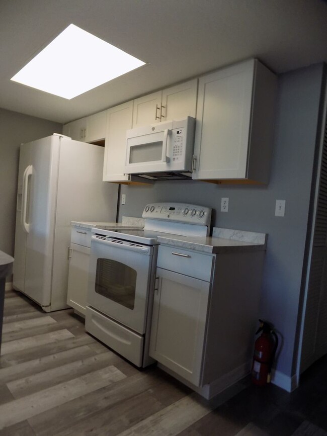 Foto del edificio - REMODELED 3 Bedroom 2 Bath Condo For Rent ...