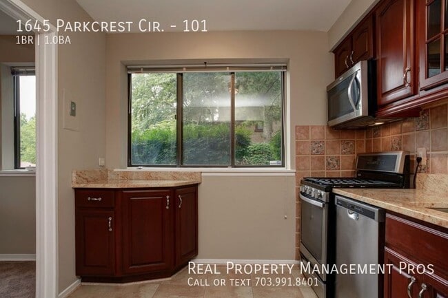 Building Photo - 1645 Parkcrest Cir