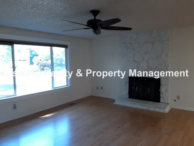 Foto del edificio - Updated 4 Bed on Cul de Sac Quick Access t...