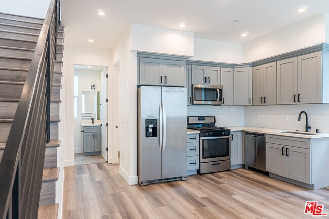 Building Photo - 525 Normandie Ave
