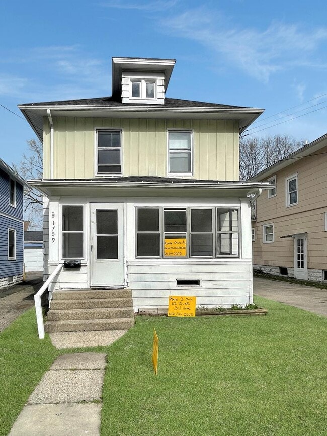 Building Photo - 1709 Maplewood Ave