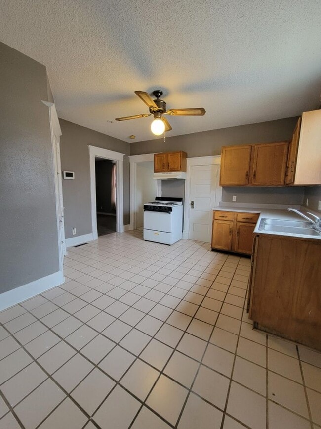 Building Photo - Move-In Ready Downtown + MSU with-in minut...