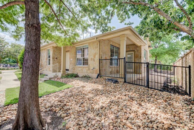 Building Photo - 16100 S Great Oaks Dr