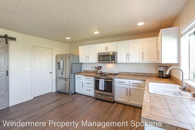 Building Photo - 4 br, 2.5 bath House - 7516 S Dour St