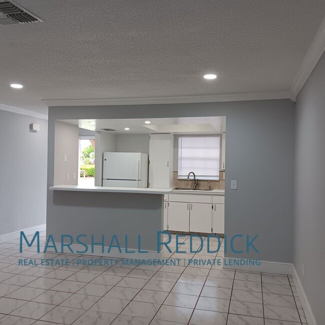 Building Photo - Charming 2 Bedroom, 2 Bath Duplex in a Gre...