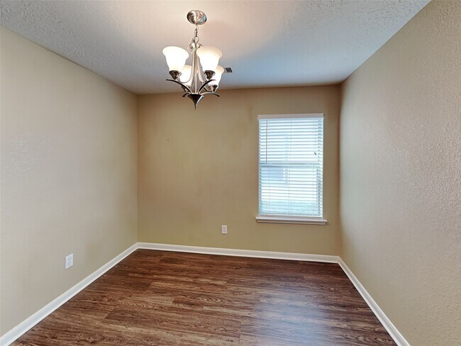 Building Photo - 3030 Legends York Dr