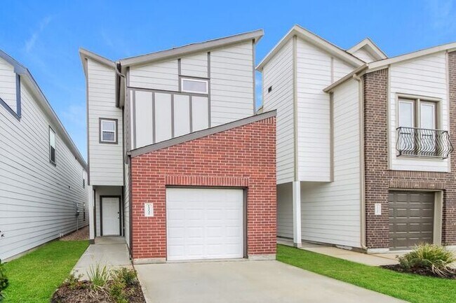 Building Photo - 15237 Estrella Rd E