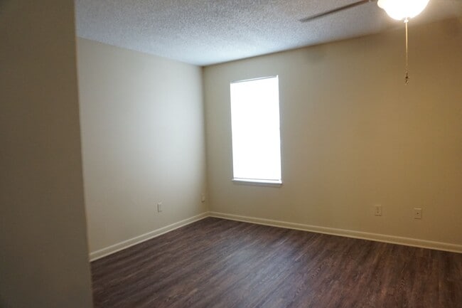 Building Photo - 5528 Greatpine Ln S