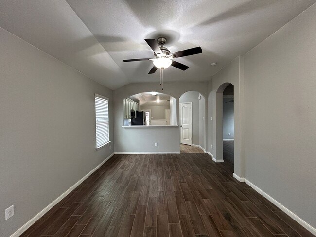 Foto del edificio - Whisperwind / Breezeway/ No Carpet / Fridg...