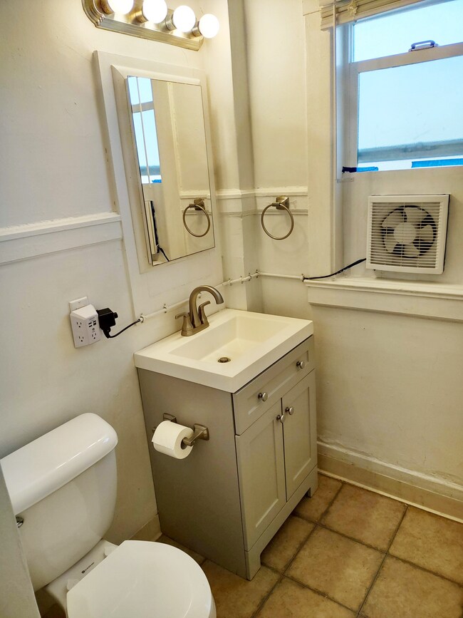Tocador y lavabo - 403 Green St