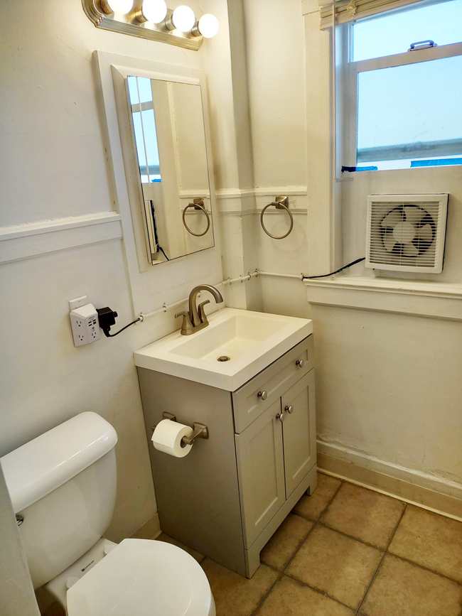 Vanity and Sink - 403 Green St