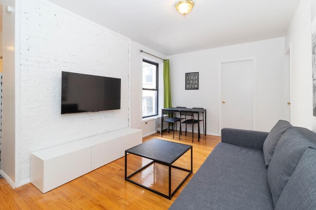 Building Photo - 334 E 96th St