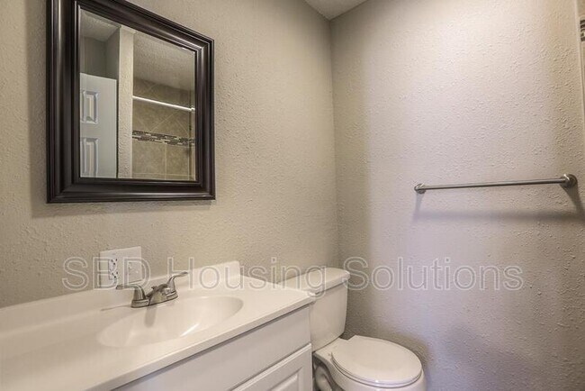 Foto del edificio - 1215 N Cedarcrest Dr