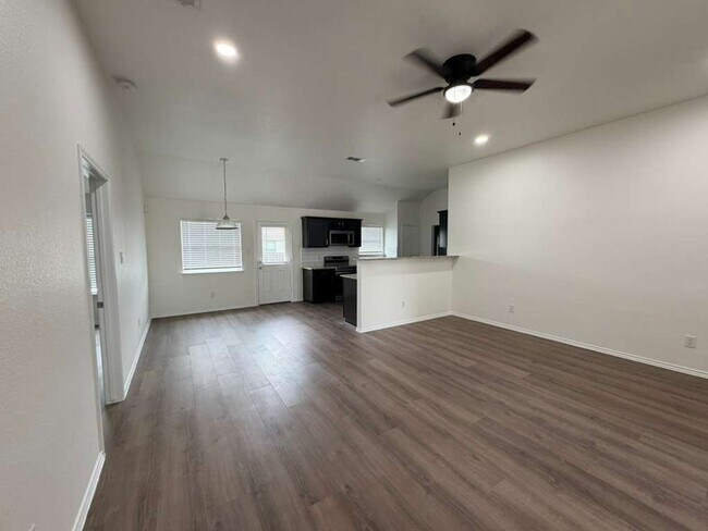 Foto del edificio - Beautiful 3BD Home on Corner Lot with Fenced Yard & 2-Car Garage in Sonterra