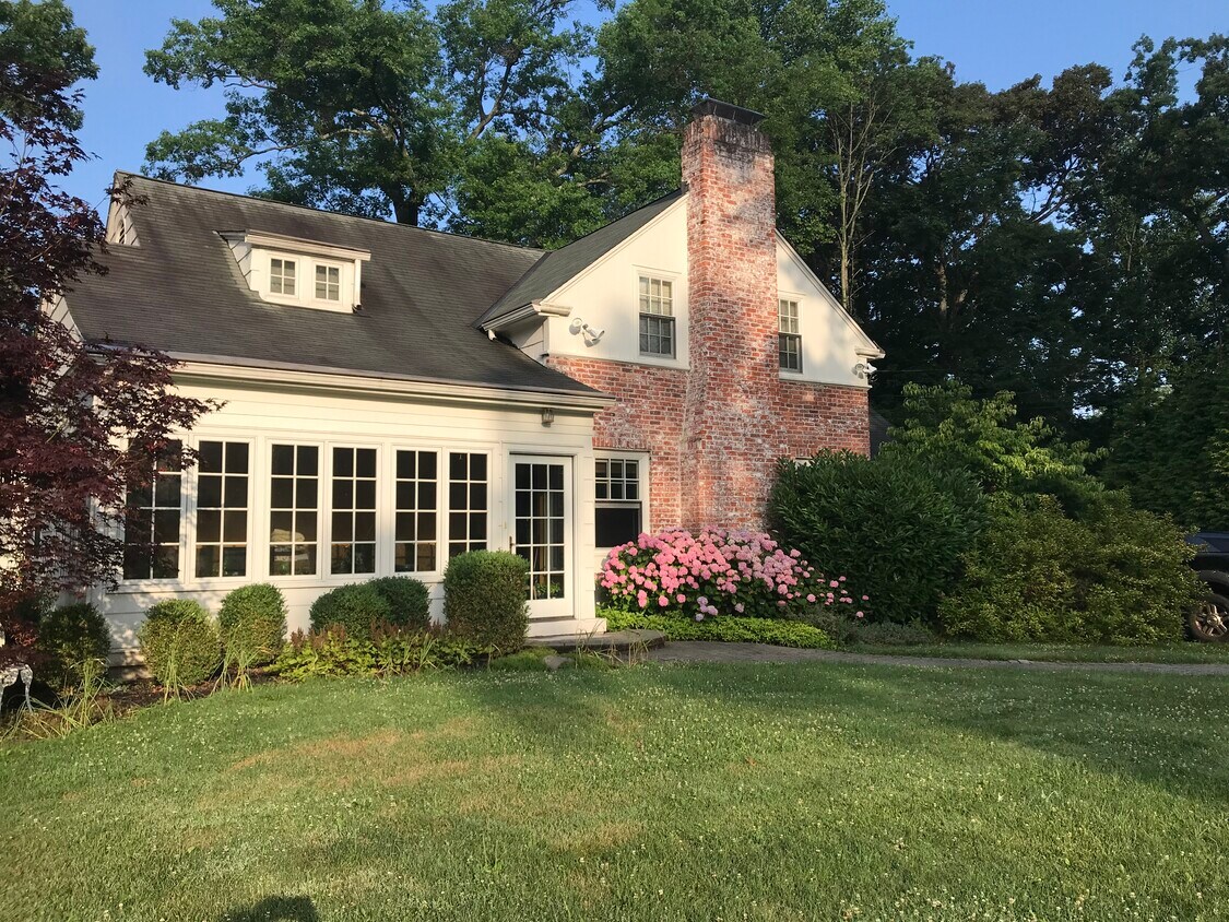 Building Photo - 25 Deerfield Rd