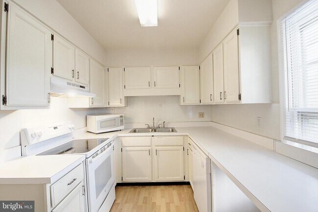 Building Photo - 6573 Hemlock Point Rd