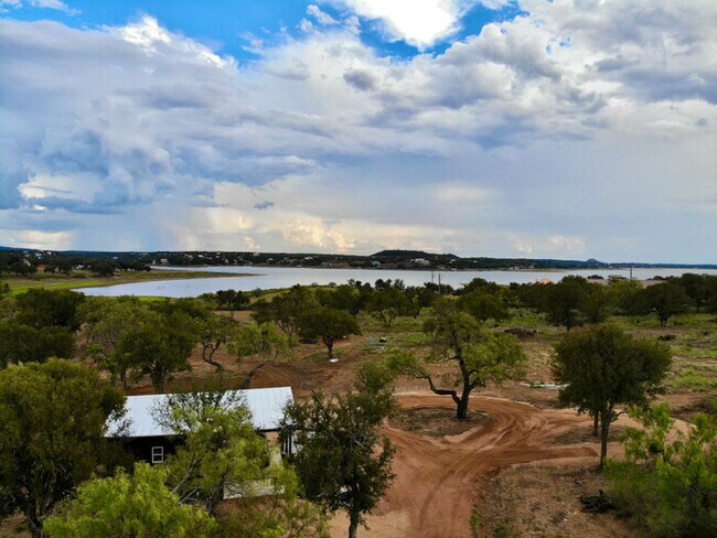 Foto del edificio - The GlampBox. Waterfront, 20 acres, and St...