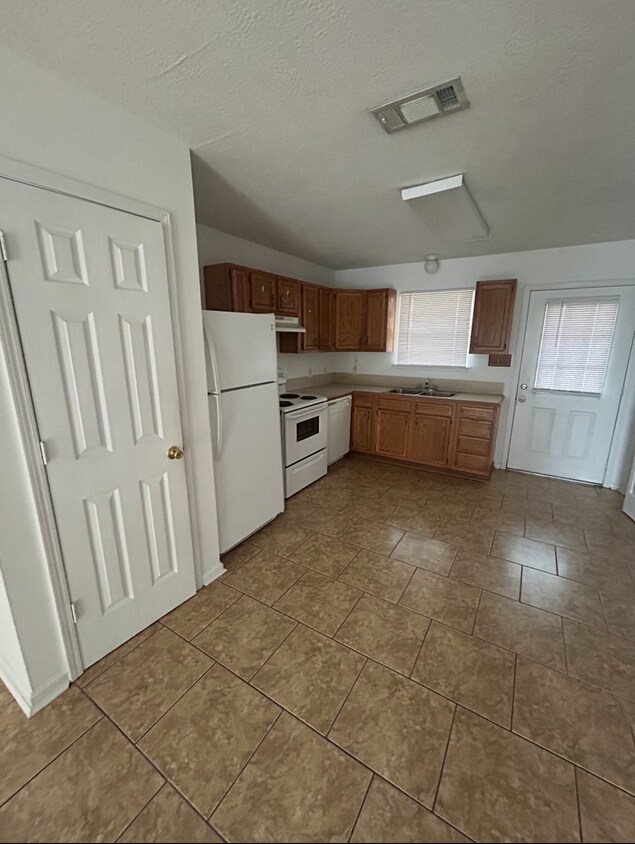 Building Photo - 203 Crystal Ln