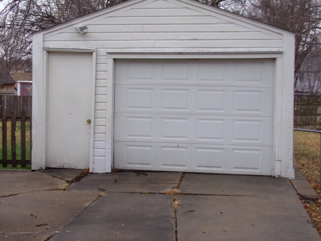 Building Photo - Very Nice 2 BR Plus House with Fenced Yard