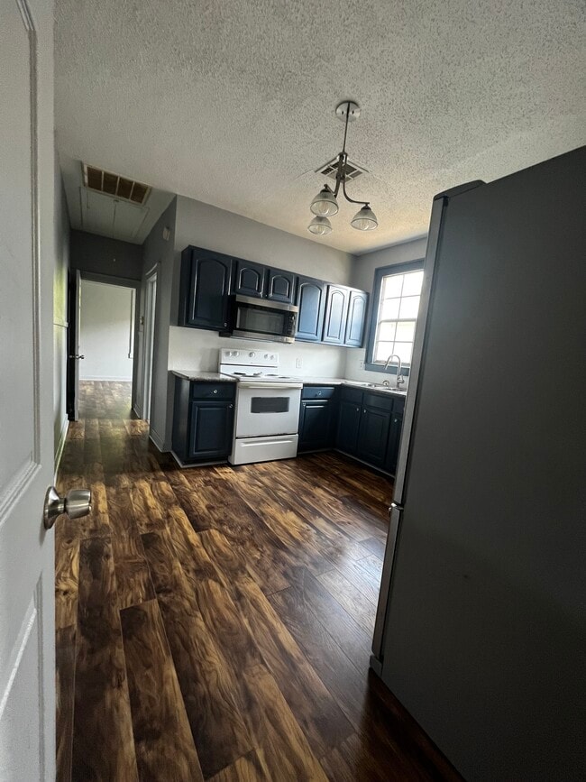 Building Photo - 846 Lebeau St