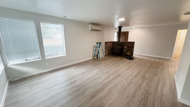 Building Photo - Affordable 3bdrm/1 bath home with storage ...