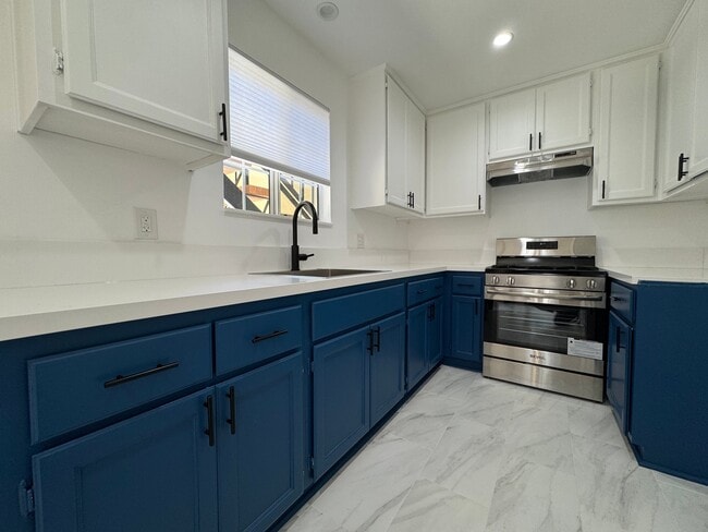 Building Photo - 1570 N Verdugo Rd
