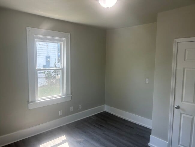 Building Photo - Adorable Two Bedroom One bath house!