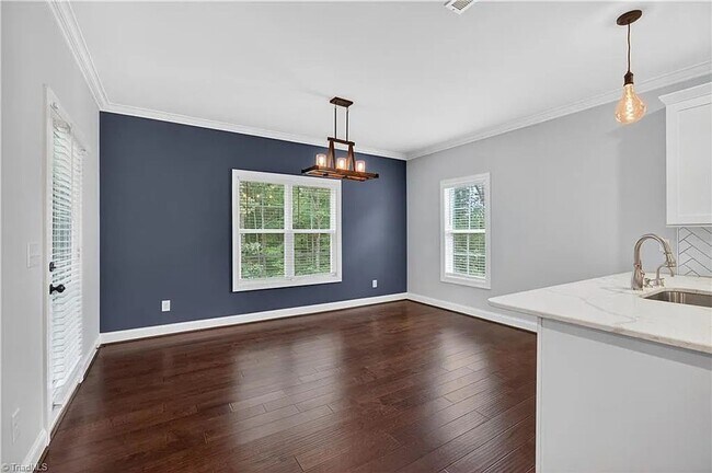 Building Photo - READY TO MOVE IN!