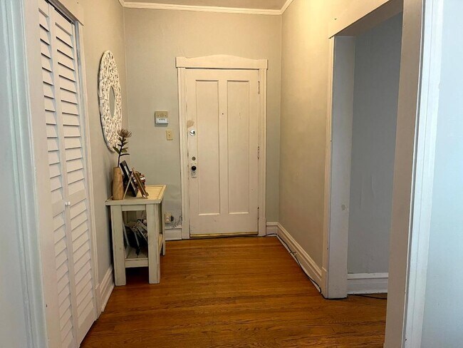 Foyer - 3756 N Ashland Ave