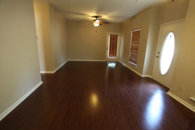 Foto del edificio - Residences of Central Park Available Fall 2026!