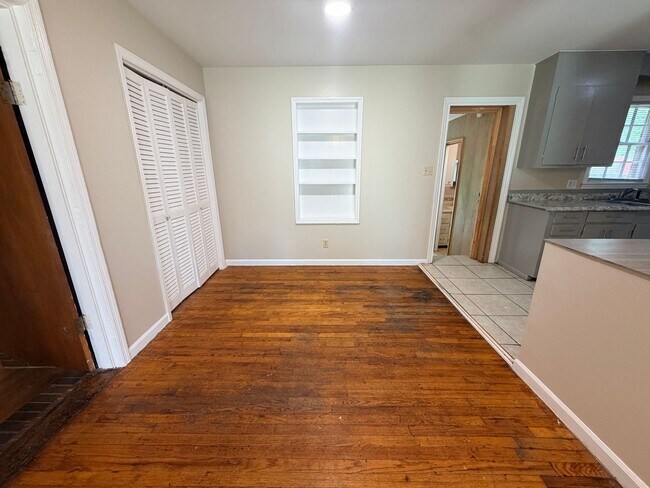 Building Photo - 817 Woodlawn Dr